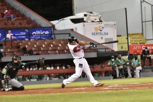 Gigantes derrotan a las Estrellas; los Toros del Este apabullan a las Aguilas