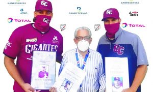 Pelotero Estrella entrega premios a Ronald Guzmán y Luis Urueta