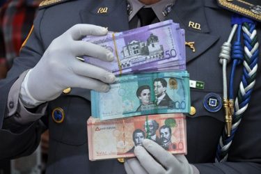 LA VEGA: La Policía apresa a cinco personas con miles de pesos falsos LA VEGA: La Policía apresa a cinco personas con miles de pesos falsos