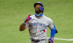 Dominicano Teoscar Hernández firma con Azulejos Toronto y evita arbitraje