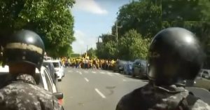 Enfrentamiento de PN y manifestantes frrente a sede del Congreso Nacional