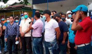 Ocupan local del PRM en Bonao en reclamo de empleos del Gobierno