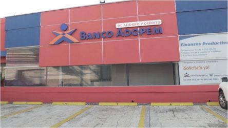 Banco Adopem entrega primera edición de becas universitarias