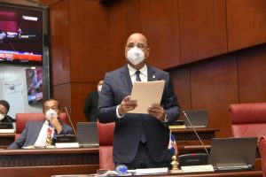 Exministro de Salud pide vacunar población joven antes de lo previsto