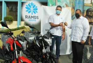Grupo Ramos dona motocicletas a la Alcaldía de Santo Domingo Norte