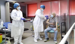 Abinader afirma estudios apoyan 3ra dosis anticovid; OMS y OPS lo niegan