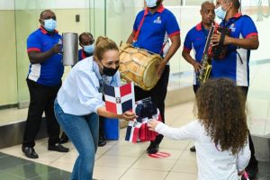 Ministerio Turismo celebra aniversario Independencia Nacional en aeropuerto