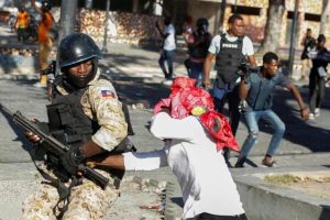 Estudiantes universitarios de Haití denuncian brutalidad policial