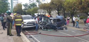 Cuatro muertos deja colisión múltiple en la avenida Anacaona de la Capital