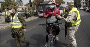 América retoma confinamientos por temor a colapso y variantes de COVID