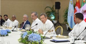 El Presidente trata con embajadores construcción de hospitales en Haití