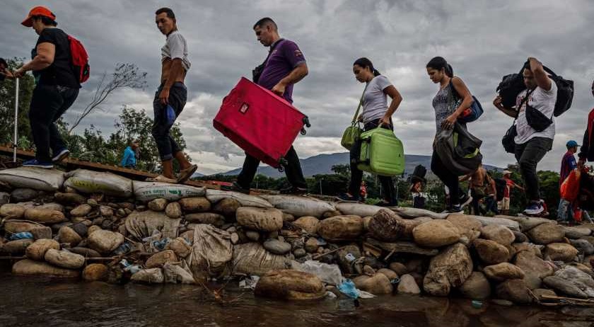 Cientos de venezolanos entran en 
Colombia; huyen de enfrentamientos