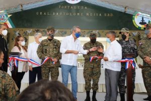 SAN JOSE DE LAS MATAS: Presidente inaugura fortaleza, entrega 460 títulos