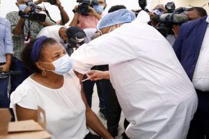 Centros de vacunación contra covid permanecerán abiertos Semana Santa