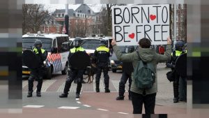 El repunte de casos covid-19 frustra los planes de reapertura en Europa