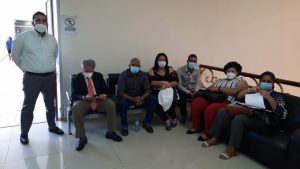 Grupo de médicos ocupa la Secretaría de Salud Pública por cancelaciones