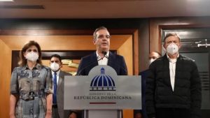 Abinader regresa a RD; reitera quejas a la «poca solidaridad» en las vacunas