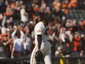 GRANDES LIGAS: Johnny Cueto lanza partido de un hit y Gigantes triunfan