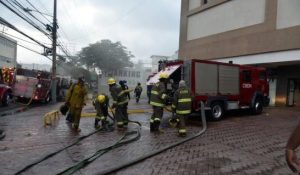 Bomberos sofocaron fuego que afectó canal de TV Carivision en Plaza Naco