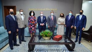 Comisión del PLD visita al Pleno de JCE