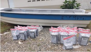 Detectan 118 kilos de cocaína en una embarcación en costa Punta Caucedo