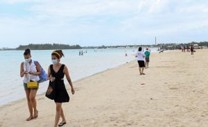 Alertan sobre alto contenido de materia fecal en playa Boca Chica