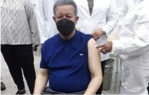 Leonel Fernández recibe vacuna contra la covid-19