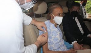 Fernández acompañó a su madre Yolanda a su 2da dosis de vacuna