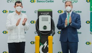 Banco Caribe inaugura estación de recarga para vehículos eléctricos