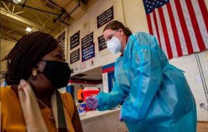 EE.UU: Miles de contagiados con Covid-19 luego de vacunarse