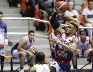 Víctor Liz coloca a Pueblo Nuevo en su final número 15 en basquet Santiago