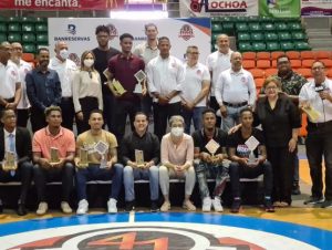 ABASACA premia más destacados del baloncesto superior de Santiago