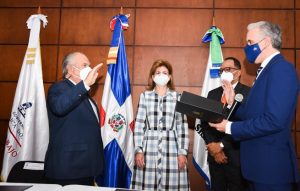 De Camps juramenta a Feris Iglesias como superintendente de SISALRIL