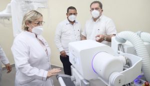 Titular del SNS entrega RD$8 MM en equipos a hospital San Vicente de Paúl