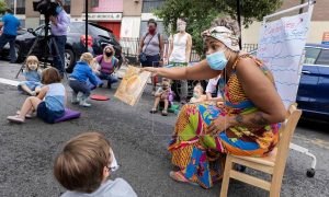 Nueva York imparte clases en las calles para evitar la propagación del Covid