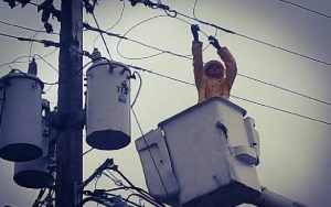 Sin pagar la electricidad cerca de 400 mil hogares dominicanos