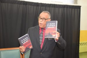 Educador dominicano y aspirante a concejal pone libro en circulación