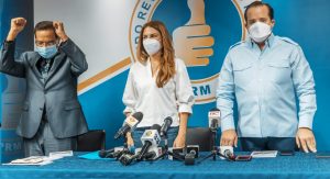 PRM juramenta Aníbal De Peña, cantautor himno de la Revolución