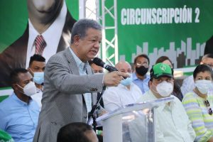 Leonel Fernández reúne dirigencia de Santiago; juramenta a expeledeístas