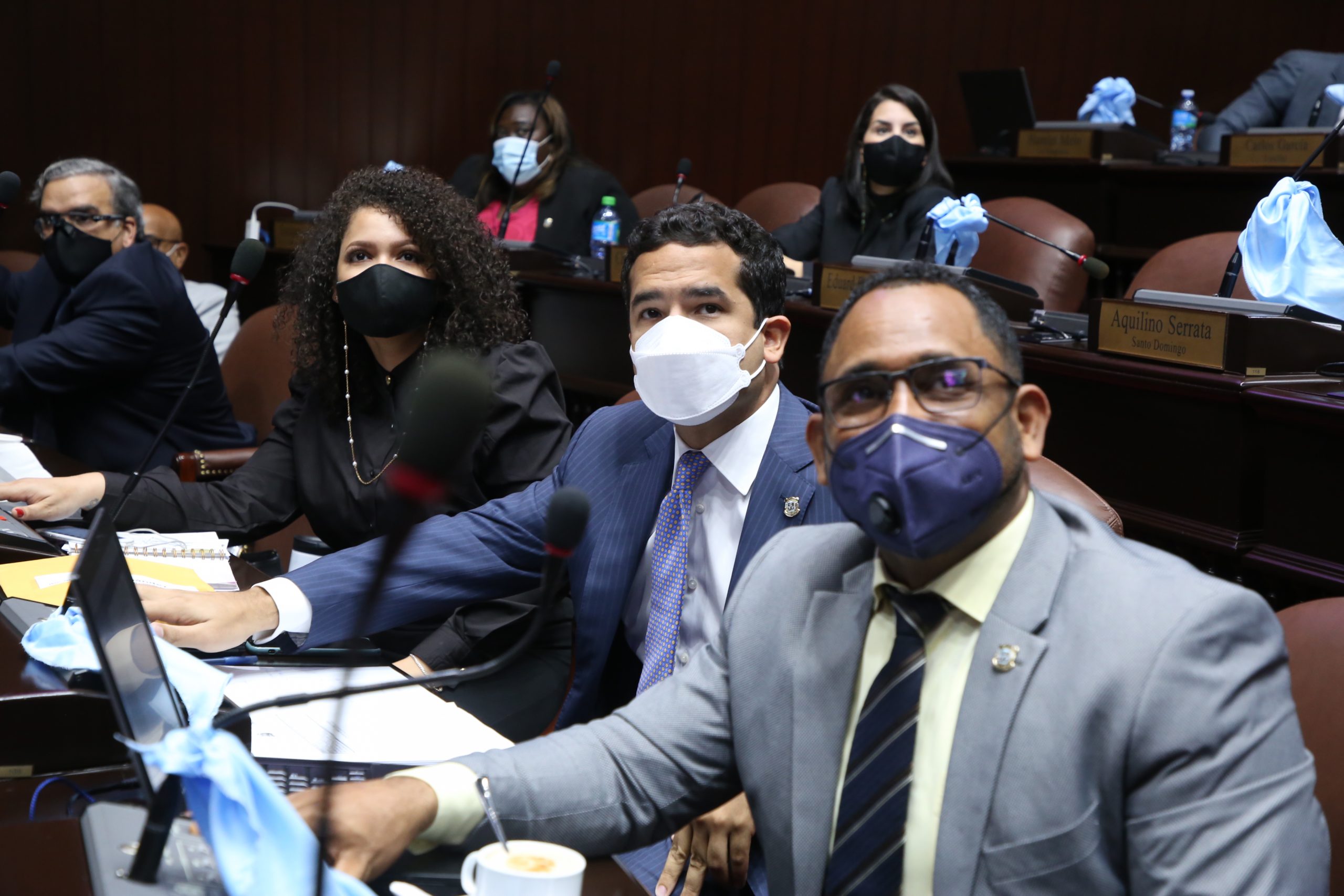 Diputados aprueban contrato compra 9.9 millones dosis vacunas a Pfizer imagen