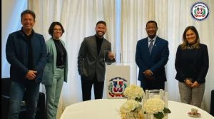 HOLANDA: Embajada RD reconoce artista dominico-holandés