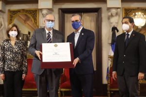 Abinader reconoce labor, ejemplo de compromiso y entrega de 7 médicos