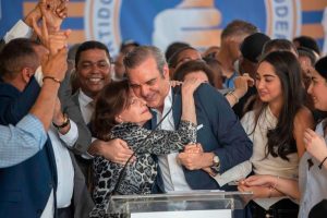 Presidente Abinader envió mensaje de felicitación a las madres dominicanas