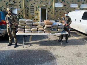 Un mayor de la Policía es arrestado con 63 pacas de supuesta marihuana