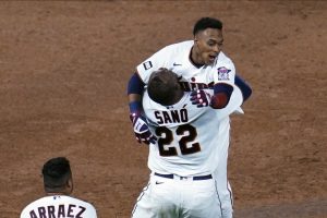 Miguel Sanó conecta tres jonrones; Spencer Turnbull quinto lanza no hitter