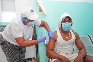 AZUA: 17 mil personas vacunadas con apoyo del Gabinete Agropecuario