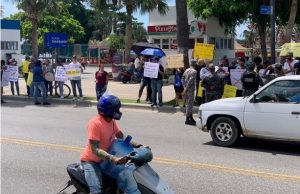 Activistas «antivacunas» hacen una manifestación en el Malecón de SD