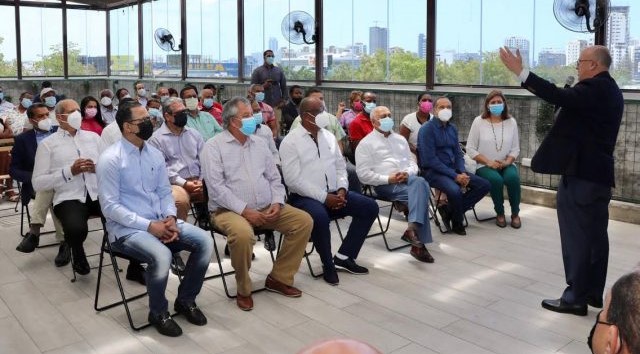 Domínguez Brito juramenta equipo político en la circunscripción 2 del DN imagen