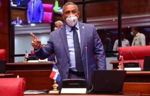 Senador PRM: «80% funcionarios no resuelve y saca la lengua a Abinader»