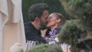 El beso que confirma el romance de Jennifer López y Ben Affleck